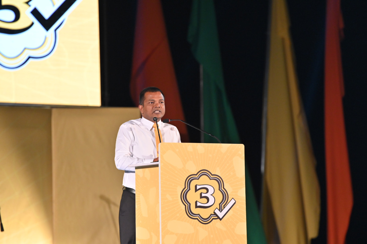 އައްޑޫ ސިޓީގައި ބޭއްވި އުފާވެރި އަމާން ރާއްޖެ ކެމްޕޭން ޖަލްސާގައި އައްޑޫ ސިޓީގެ މޭޔަރު އަލީ ނިޒާރު ވާހަކަފުޅުދައްކަވަނީ