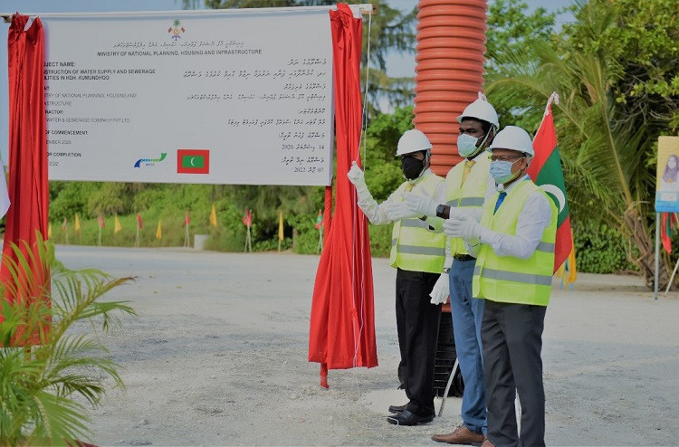 Inaugurating the project to develop water and sewerage networks in HDh. Kumundhoo