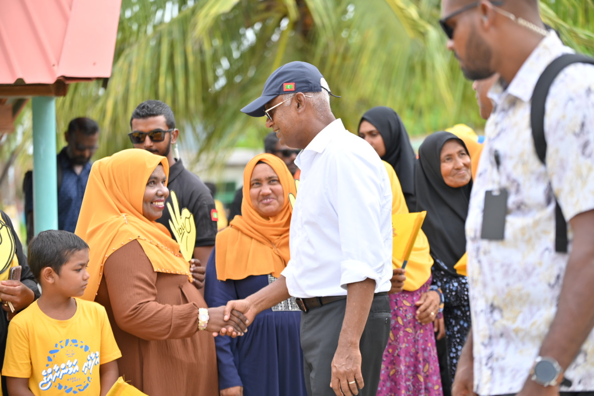 ރައީސް ސާލިހް ފިނޭއަށް ވަޑައިގެން، ރައްޔިތުންނާ ސަލާމް ކުރައްވަނީ