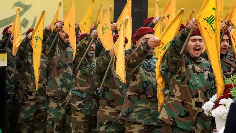 އެމެރިކާ މެދުވެރިވެގެން މީގެ އަހަރެއްހާ ދުވަސް ކުރިން ގާއިމުކުރި ހަމަލާބަދަލުކުރުން ހުއްޓާލުމުގެ އެއްބަސްވުމާ ހިލާފަށް، މިދިޔަ އާދީއްތަ ދުވަހު އިޒްރޭލުން ދިން ވައިގެ ހަމަލާތަކެއްގައި މަރުވި ހިޒްބުاللهގެ އިސް އަސްކަރީ ކޮމާންޑަރު ހައިޘަމް އަލީ ތަބްތަބާއީ އާއި އިތުރު ބައެއްގެ ޖަނާޒާގައި އެ ޖަމާއަތުގެ މެންބަރުން ބައިވެރިވަނީ - ނޮވެމްބަރު 24، 2025.