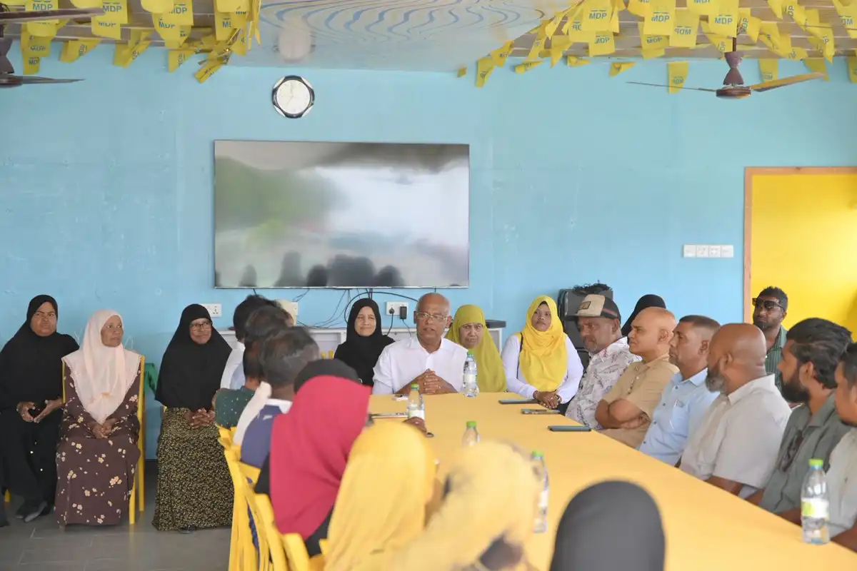 ކުރީގެ ރައީސް އިބްރާހީމް މުޙައްމަދު ޞާލިޙް ދ. ކުޑަހުވަދޫ އެމްޑީޕީ ސަޕޯޓަރުންނާއި ބައްދަލު ކުރައްވަނީ