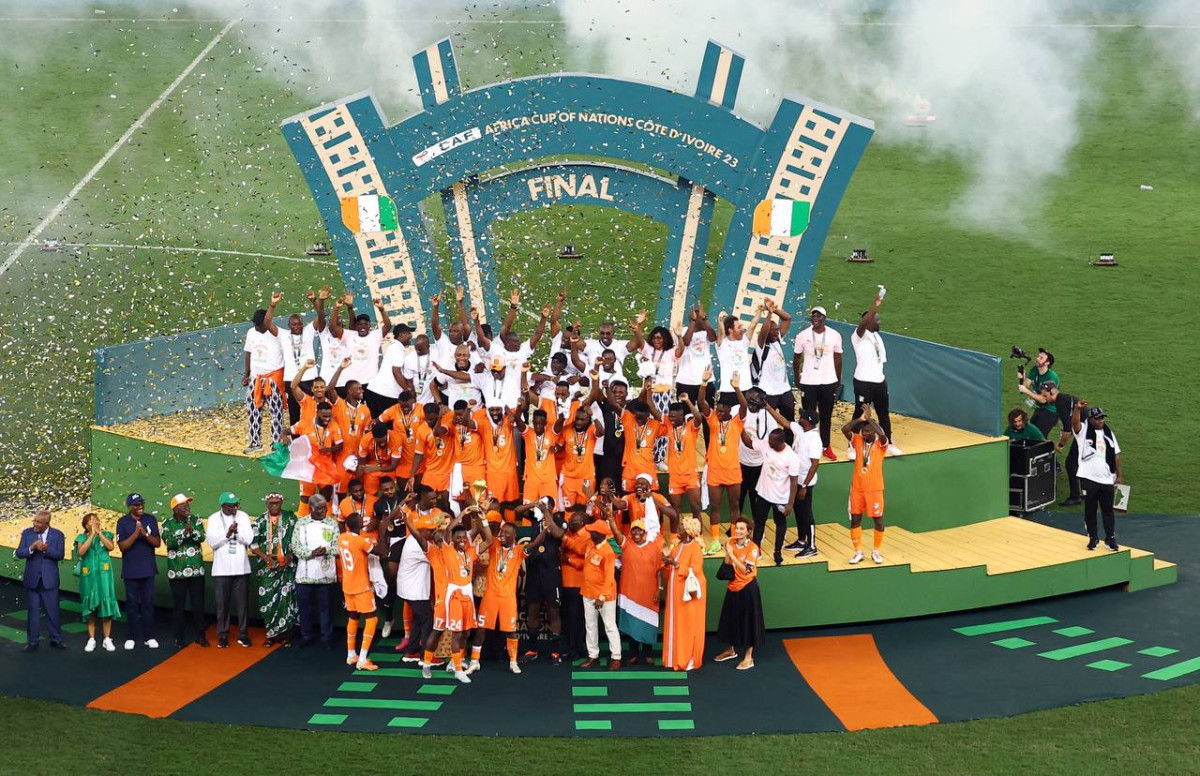 އައިވަރީ ކޯސްޓުން އެފްރިކަން ކަޕް އޮފް ނޭޝަންސްގެ ތަށި އުފުލާލަނީ