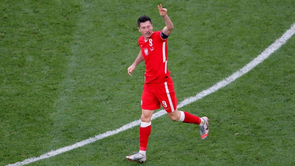 ސްވިޑެން އާއި ޕޮލެންޑް ބައްދަލުކުރި މެޗުގެ ތެރެއިން، ޕޮލެންޑްގެ ތަރި ރޮބާޓް ލެވަންޑޮސްކީ - ފޮޓޯ: ގެޓީ އިމޭޖަސް 