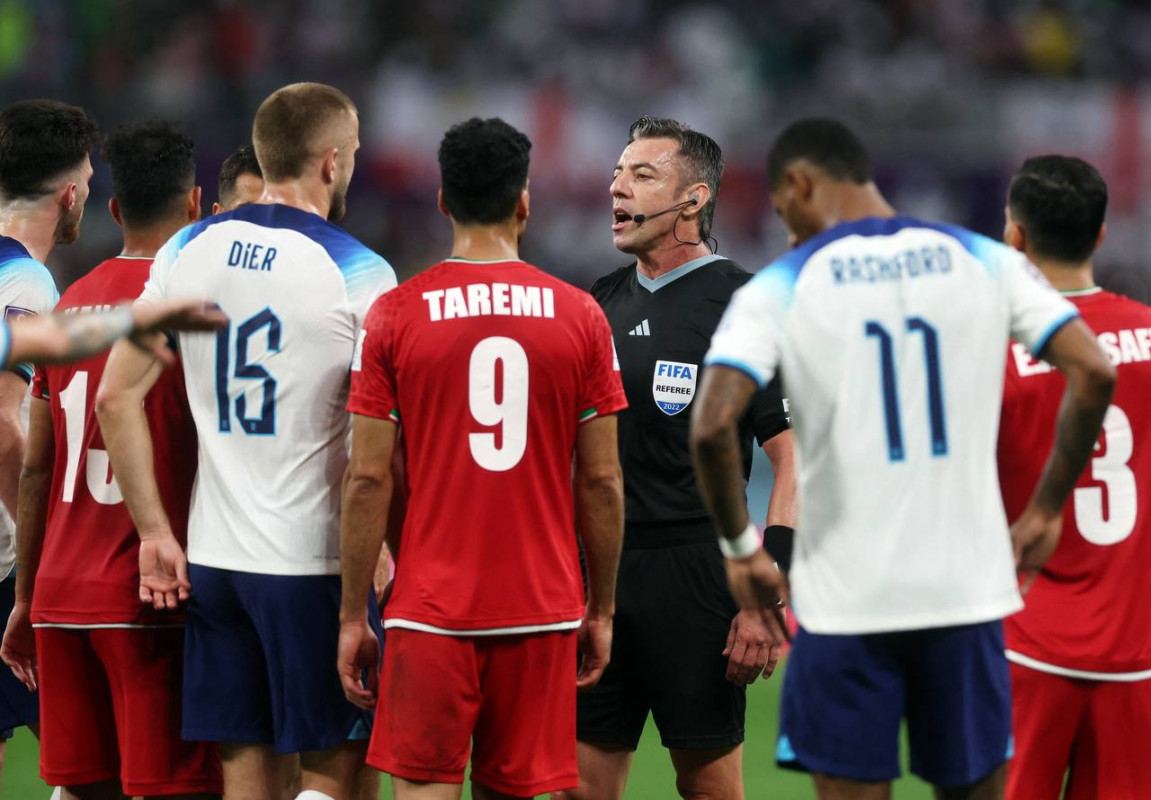 އިންގްލެންޑު އަދި އީރާން ކުޅުނު މެޗުގެ ތެރެއިން: ފޮޓޯ - ރޮއިޓާސް  