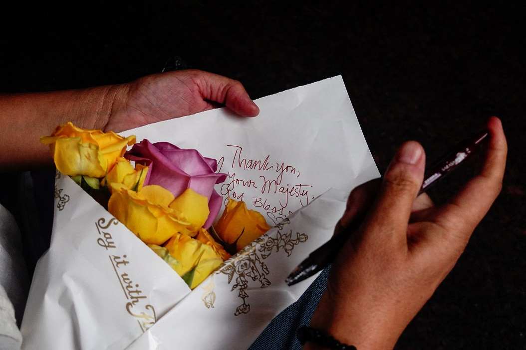 އިނގިރޭސިވިލާތުގެ ރާނީ އެލިޒަބަތު ދޭއް އަވަހާރަވުމާއި ގުޅިގެން، ނިއު ޔޯކުގެ މެލީނާ ޔަނެޒް، އިނގިރޭސި ކޮންސުލޭޓް ޖެނެރަލް ކައިރީގައި މާބޮނޑިއެއް ހިފައިގެން - ފޮޓޯ: ރޮއިޓަރސް