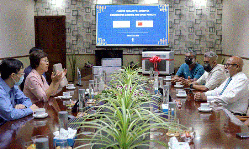 ޗައިނާ އެމްބަސީން އޭޑީކޭއަށް ޕީސީއާރް މެޝިނަކާއި ޓެސްޓް ކިޓުތަކެއް ހަދިޔާކުުރުން