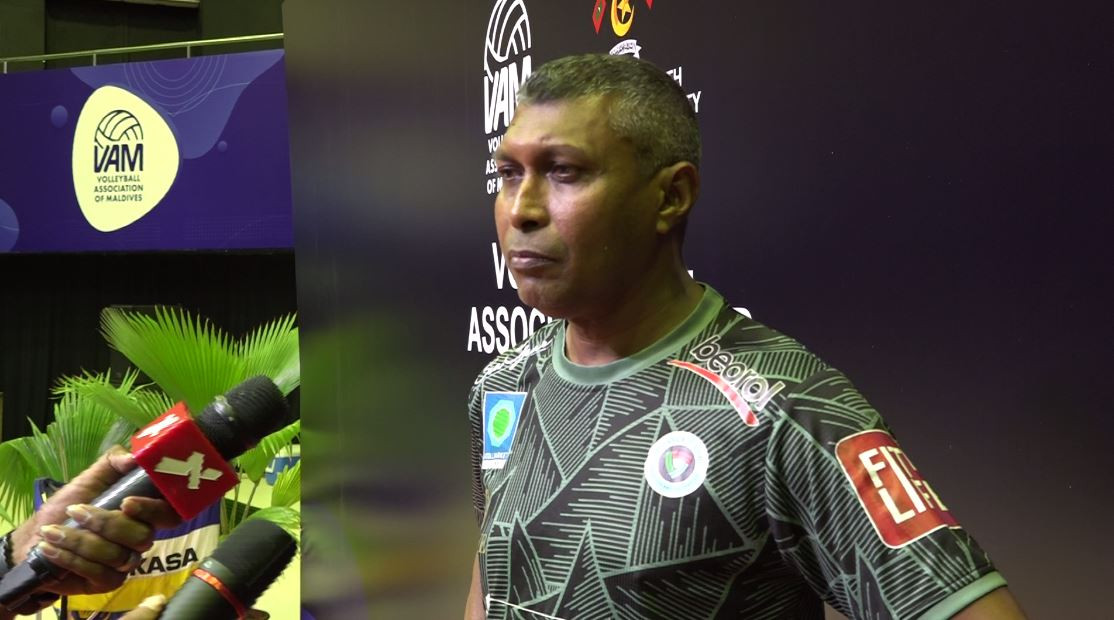 ޕޮލިސް ޓީމުގެ ކޯޗު ފައްލޯ