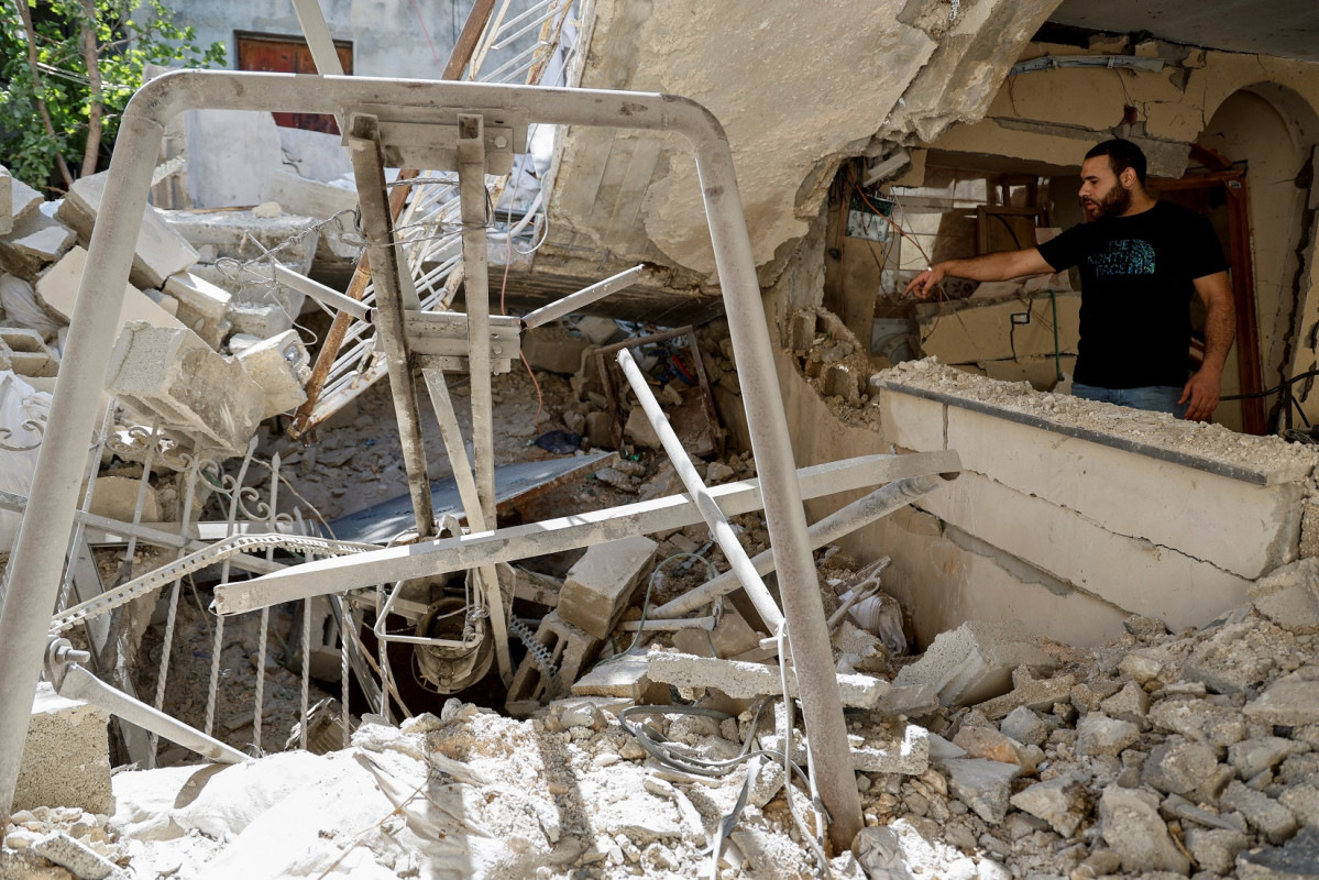 ހަމަލާގައި ލިބިފައިވާ ގެއްލުންތައް ފަލަސްތީނު މީހަކު ބަލަނީ - ފޮޓޯ: ރޮއިޓަރސް