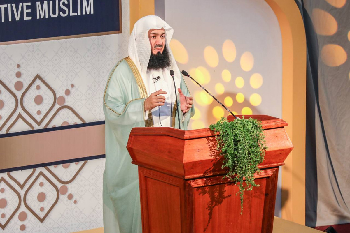 މުފްތީ މެންކް އައްޑޫ ސިޓީގައި ދަރުސް ދެއްވަނީ