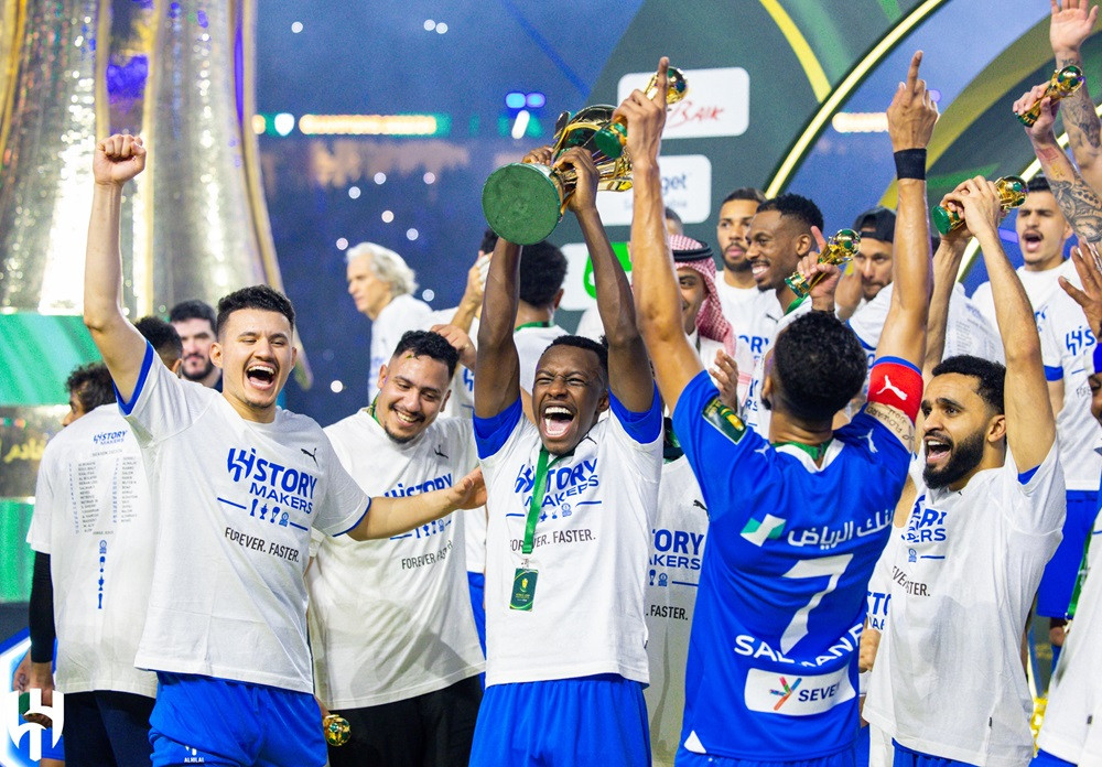 އަލް ޙިލާލް އިން ކިންގް ކަޕްގެ ތަށި އުފުލާލަނީ