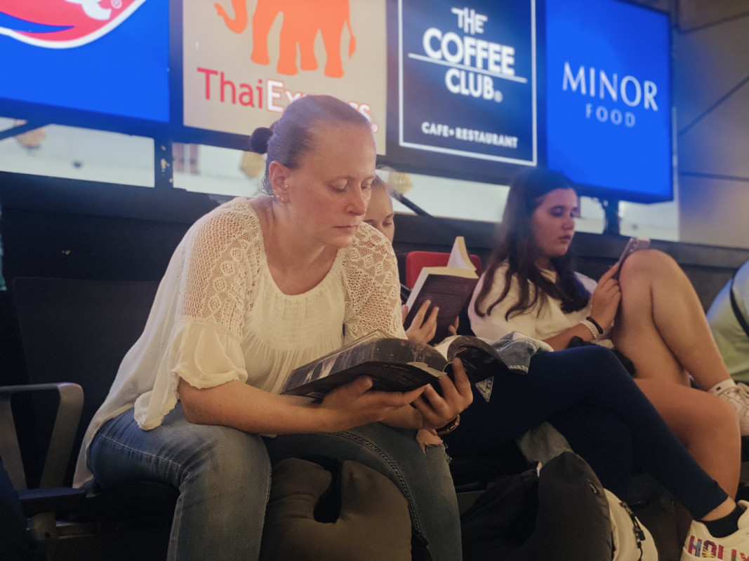 ފަތުރުވެރިން ތަކެއް ވެލާނާ އިންޓަރނޭޝަނަލް އެއާޕޯޓުގައި މަޑުކޮށްލައިގެން