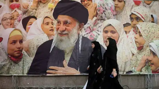 ޚާމަނާއީގެ ފޮޓޯއެއް ކައިރިން ބަޔަކު ހިނގާފައި ދަނީ