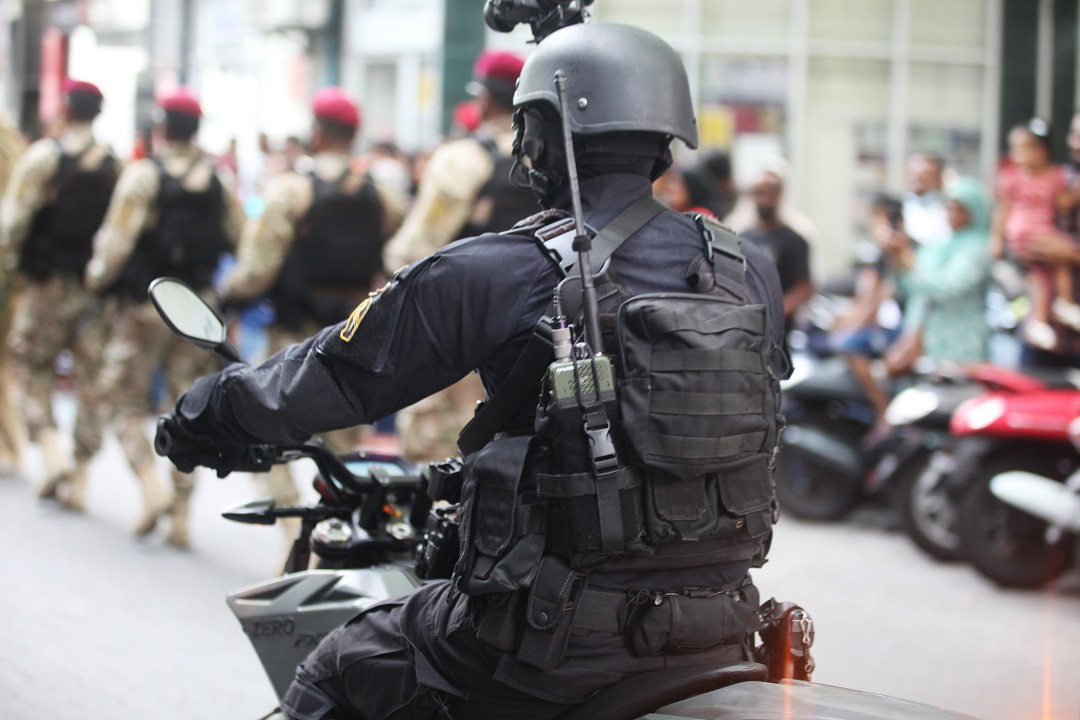 މި އަހަރުގެ މިނިވަން ދުވަހުގެ މުނާޞަބަތުގައި ބޭއްވި އަސްކަރީ ޕެރޭޑާއި ޕްރޮސެޝަންގެ ތެރެއިން ސިފައިންގެ މީހަކު އަސްކަރީ އުޅަނދެއްގައި - ފޮޓޯ: އަހުމަދު ސިރާޖް 