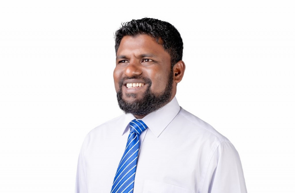 ދިރާގުގެ ބޯޑަށް އަލަށް އައްޔަން ކުރެވުނު ޑިރެކްޓަރު