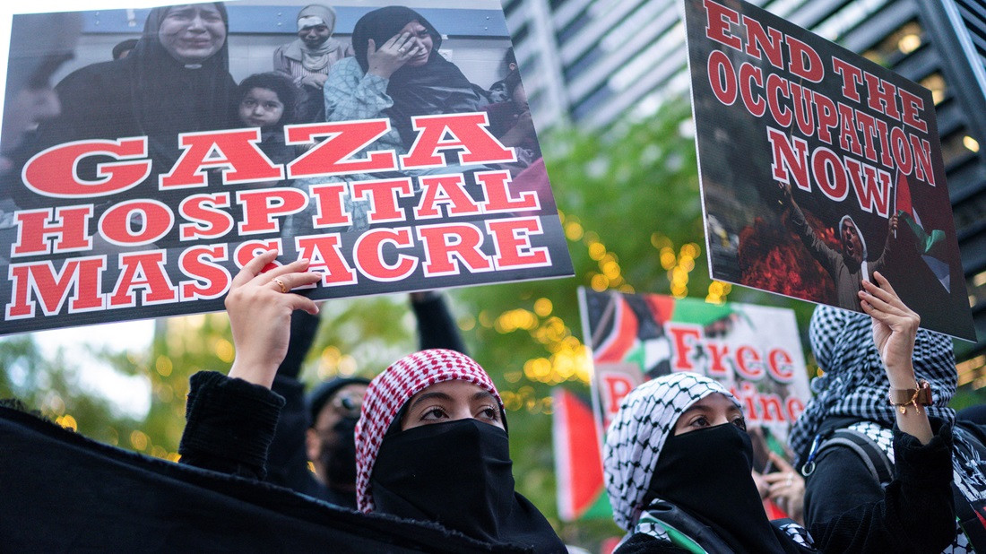 ފަލަސްތީނާ އެއްބައިވަންތަކަން ފާޅުކުރުމަށް ބޭއްވި މުޒާހަރާގައި ބައިވެރިވި އަންހެނުން ބޯޑުތަކެއް ހިފައިގެން - ފޮޓޯ: ރޮއިޓާސް