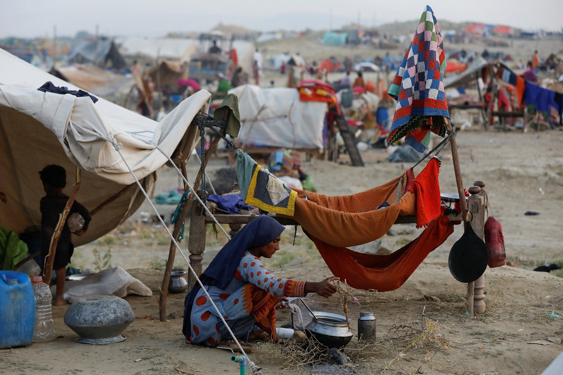 ޕާކިސްތާނުގައި ފެންބޮޑުވުމުގެ ހާދިސާގައި ހާލުގައި ޖެހިފައިވާ މިހުން ތިބި ޓެންޓްތަކެއް