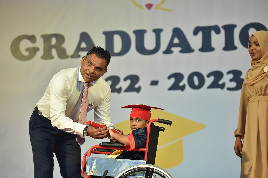 ނައިބުރައީސް، މުހައްމަދު ގާސިމް ޕްރީސްކޫލްގެ ދަސްވެނިވުމުގެ ހަފުލާގައި ގްރެޖުއޭޓްވި ދަރިވަރަކަށް ސްކްރޯލް ހަވާލުކޮށްދެއްވަނީ - ފޮޓޯ: ރައީސް އޮފީސް