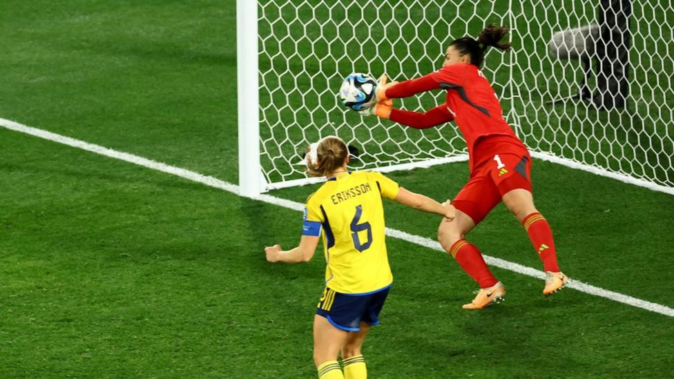 ސްވިޑްންގެ ކީޕަރު ބޯޅަ ދިފާއުކުރަނީ: މި ބޯޅަ ގޯލަށް ވަތްކަމަށް އެމެރިކާއިން ބުނޭ