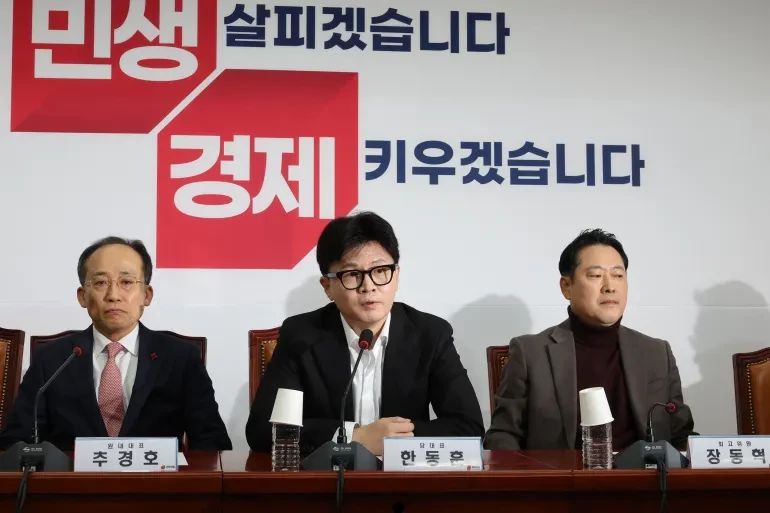 ވެރިކަން ކުރާ ޕީޕަލްސް ޕަވަރ ޕާޓީގެ ލީޑަރު (މ) ޕާޓީގެ އިމަރޖެންސީ ބައްދަލުވުމަކަށް ފަހު ނޫސްވެރިންނާ ބައްދަލު ކުރަނީ