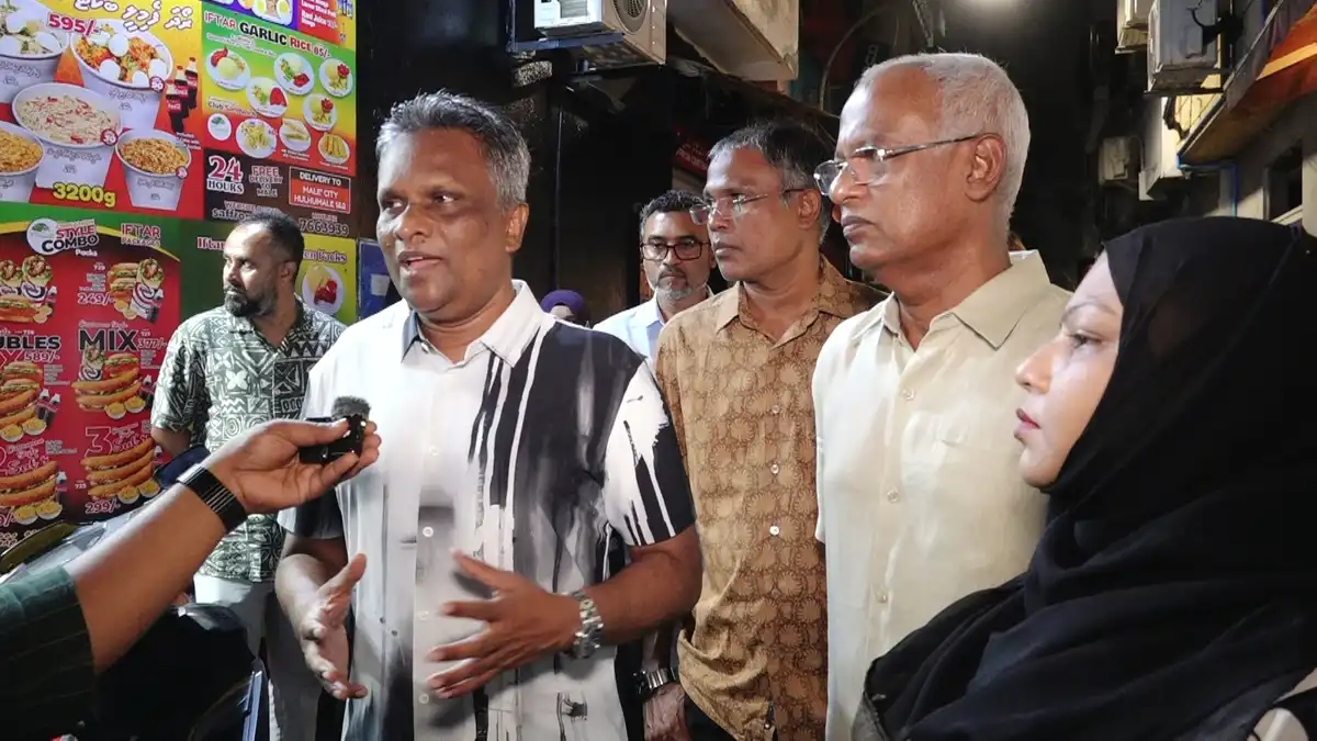 މާލެ ސިޓީގެ މޭޔަރު އާދަމް އާޒިމް، ހެންވޭރު ހުޅަނގު ދާއިރާގެ ކެމްޕޭން ހަރަކާތުގެ ތެރެއިން ވާހަކަ ދައްކަވަނީ.