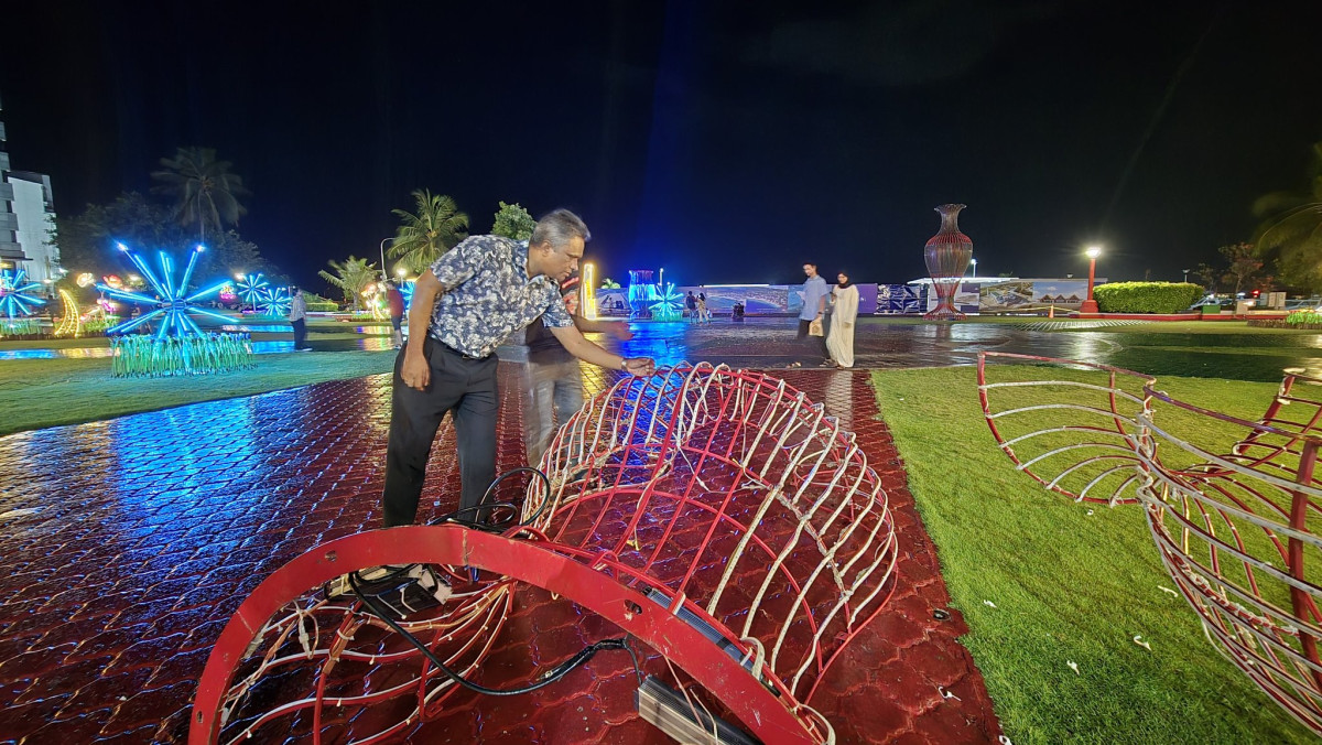 ޖުމްހުރީ މައިދާނުގައި ދިއްލާފައި ހުރި ބައެއް އީދު ލައިޓުތަކުގެ ކޭބަލްތައް ވަގަށް ނެގުން