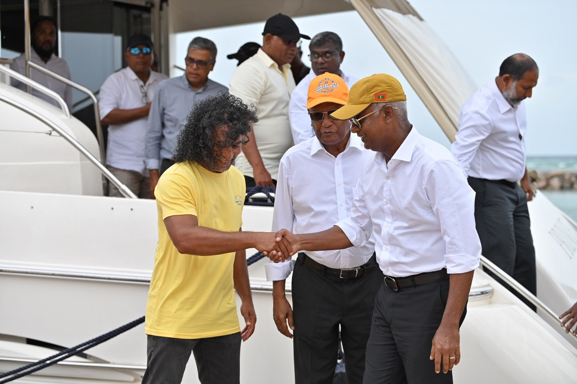 ރިޔާސީ ކޭމްޕޭނަށް ރައީސް ޅ. އޮޅުވެލިފުއްޓަށް ވަޑައިގެންނެވުން - ފޮޓޯ: އެމްޑީޕީ