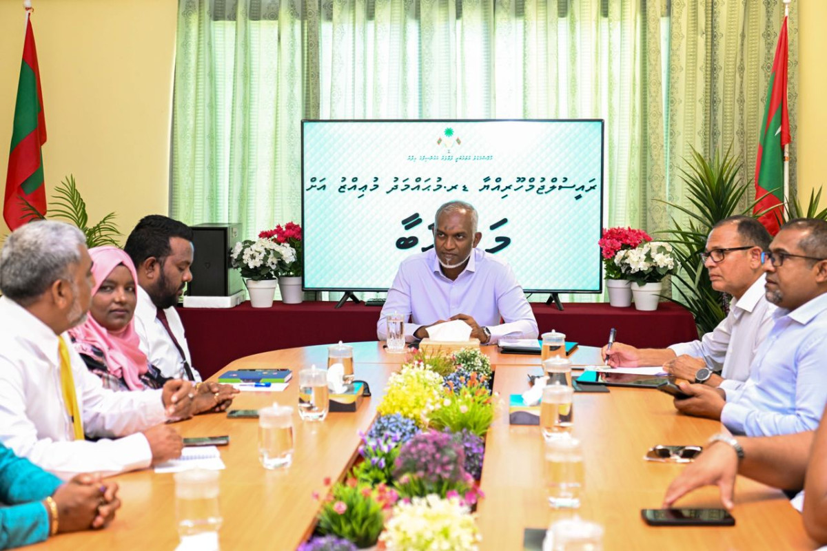 The president met members of R. Dhuvaafaru council and WDC on Sunday