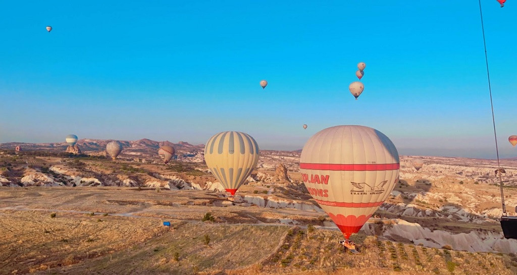 ހޮޓް އެއަރ ބެލޫން - ބެލޫން އަރުވާ ދުވަސް ދުވަހު 100ށް ވުރެ ގިނަ ބެލޫން އަރުވާ، ޗުއްޓީ އަށާއި ހަނިމޫނު ދަތުރުތަކަށް ތުރުކީއަށްދާ މީހުންގެ އެންމެ މަގުބޫލު އެން މަންޒިލަކީ ކެޕަޑޯކިއާ - ފޮޓޯ: ނާޒުމީ ސައީދު / ރާއްޖެއެމްވީ