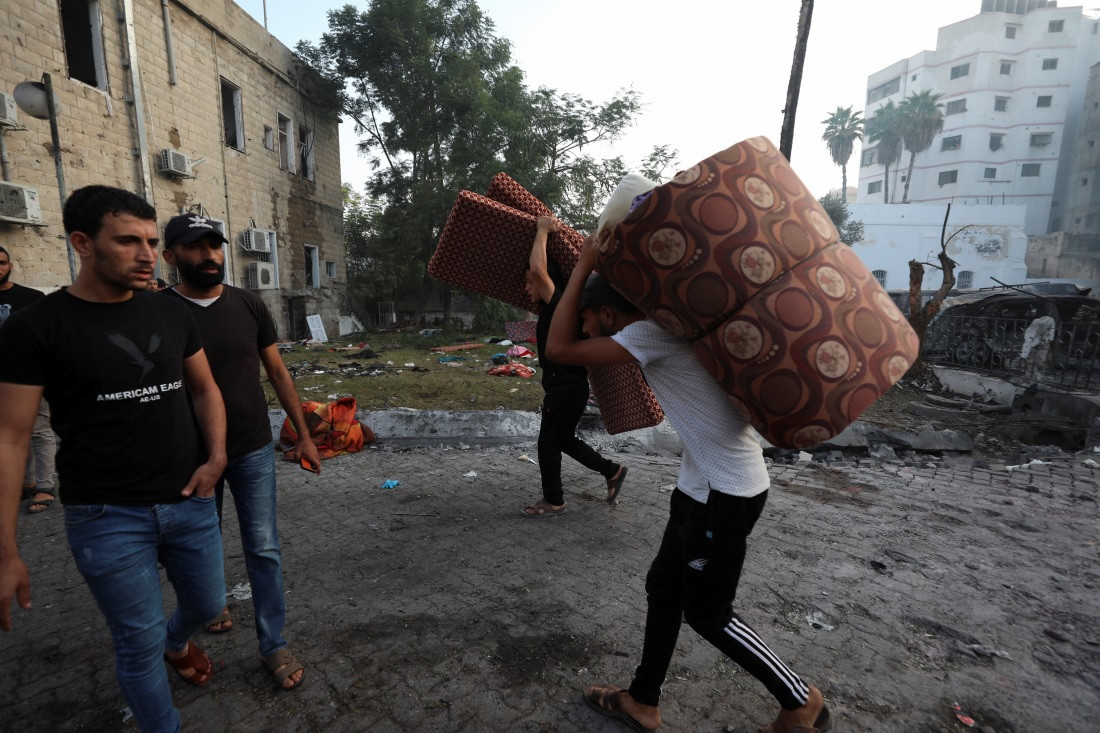 ބޮމެއް ގޮއްވާލައިގެން ފަލަސްތީނުގެ އެތައް ސަތޭކަ ބަޔަކު ޝަހީދުވި އަލް އަހުލީ އަރަބް ހޮސްޕިޓަލުގެ ސަރަހައްދުގައި، މީހުން މުދާ އުފުއްލަނީ - ފޮޓޯ: ރޮއިޓާސް