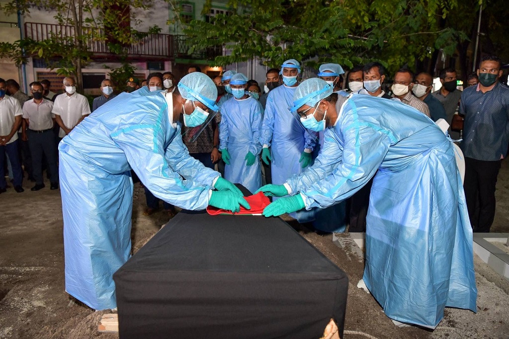 ނިޝާން އިއްޒުއްދީންގެ އިއްޒަތުގެ ވެރިޔާ އުމަރު ޒާހިރު ފަސްދާނުލުން - އޮނަރަބަލް އުމަރު ޒާހިރު އަވަހާރަވީ ކޮވިޑްގެ އާލާސްކަންފުޅާ އުޅުއްވުމަށްފަހު ޢުމުރުފުޅުން 84 އަހަރުގައި - ފޮޓޯ: ރާއްޖެއެމްވީ