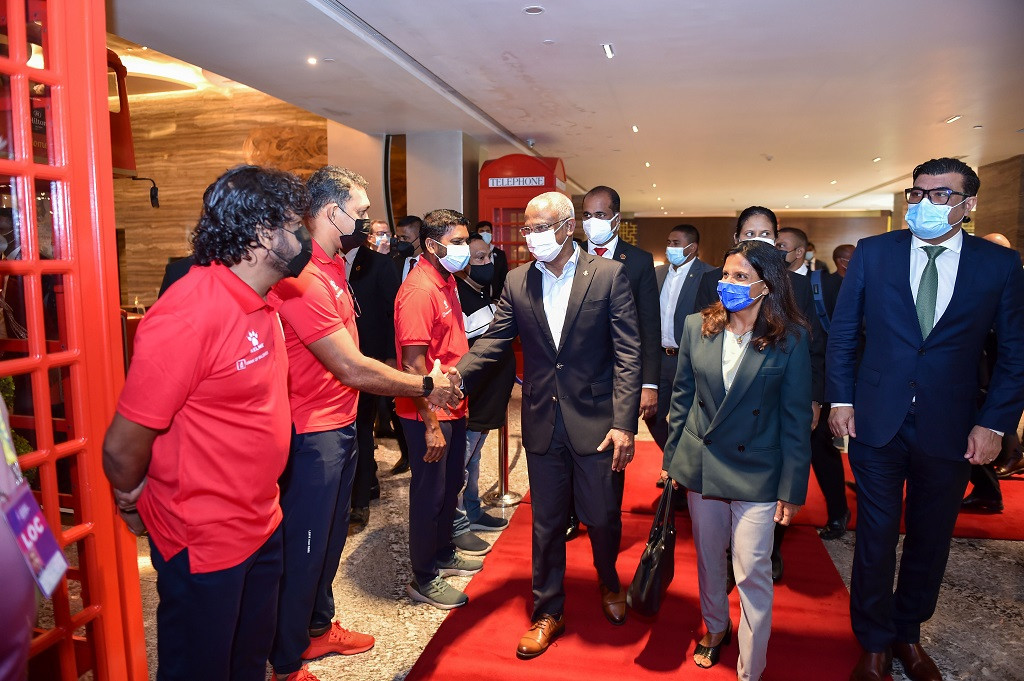 "ޕްރައިމް މިނިސްޓަރ މަހިންދަ ރާޖަޕަކްސަ ޓްރޮފީ 2021" ފުޓްބޯޅަ މުބާރާތަށް ރައީސުލްޖުމްހޫރިއްޔާގެ ދެކަނބަލުން ސްރީލަންކާއަށް ވަޑައިގެންނެވުން - ރައީސުލްޖުމްހޫރިއްޔާ އިބްރާހީމް މުޙައްމަދު ޞާލިޙާއި އަނބިކަނބަލުން ފަޒްނާ އަޙްމަދު ސްރީލަންކާ އަށް ވަޑައިގެންފައިވަނީ ހޯމަ ދުވަހު - ފޮޓޯ: ރައީސް އޮފީސް