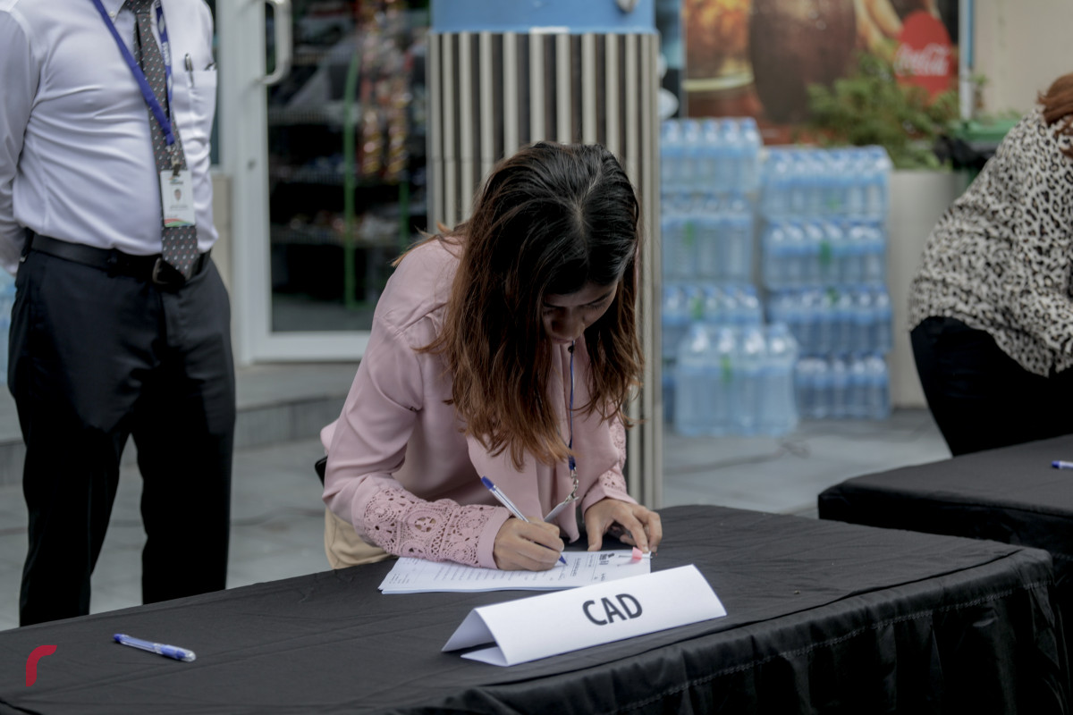 1 ޖުލައި 2019 --ފެނަކަ ކޯޕަރޭޝަންގެ މުއައްޒަފުން ކުރަޕްޝަނައާއި ދެކޮޅަށް ސޮއިކުރުމަށް ބޭއްވި ހަރަކާތުގެ ތެރެއިން. ފެނަކައިގެ ހުރިހާ މުވައްޒަފުން ވަނީ މި އިގުރާރުގައި ސޮއިކޮށްފައި.-- ފޮޓޯ: ޝުއައިބް މުހައްމަދު