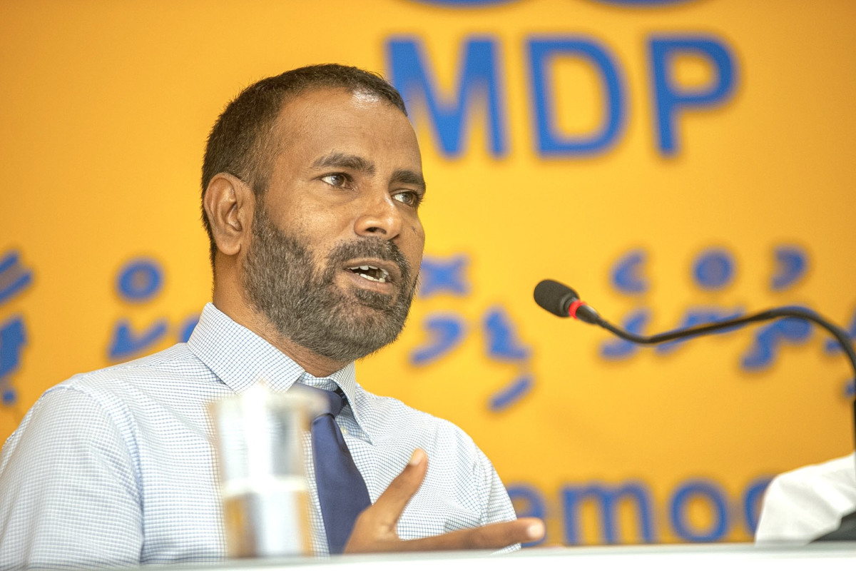 އެމްޑީޕީގެ ނޫސްވެރިންގެ ބައްދަލުވުމުގައި އެމްޑީޕީގެ ހައުސިން ކޮމެޓީގެ މެންބަރު މުހައްމަދު އާރިފް ވާހަކަދައްކަވަނީ