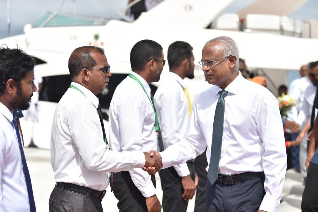 ރައީސް ޞާލިޙް މ. އަތޮޅަށް ކުރައްވާ ދަތުރުފުޅު - މި ދަތުރުފުޅުގައި ރައީސް ވަނީ މ. ވޭވަށުގެ ބަނދަރު ހުޅުއްވާދެއްވާފައި - ފޮޓޯ: ރައީސް އޮފީސް