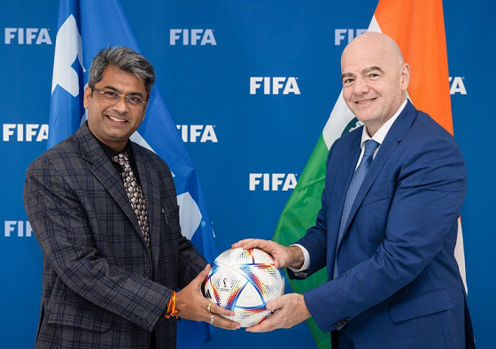 އިންޑިޔާގެ ފުޓްބޯޅަ ފެޑަރޭޝަނުގެ ރައީސް ކަލްޔާން ޗައުބޭ (ވ) އާއި ފީފާގެ ރައީސް އިންފަންޓީނޯ