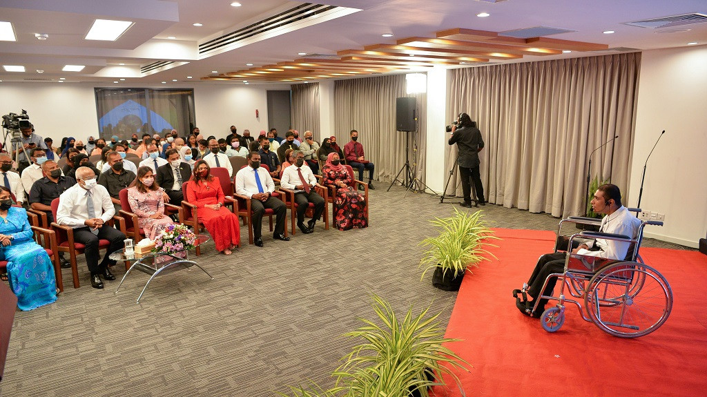 ރިވެލި އެވޯޑް 2021 - 5 ދާއިރާއަކުން، 7 ފަރާތެއް ވަނީ ރިވެލި ތަރި ހާސިލްކޮށްފައި. ރިވެލި ތަރި" އެވޯޑަކީ ނުކުޅެދުންތެރިކަން ހުންނަ މީހުންނާއި ކުދިންގެ ތެރެއިން، އެކި ދާއިރާތަކުން ހުނަރުވެރިން ކުރަމުން އަންނަ މަސައްކަތާއި އުފެއްދުންތައް ދައްކާލުމާއި، އެފަރާތްތަކުގެ މަސައްކަތާއި އުފެއްދުންތައް ކުރިއަރުވައި މާކެޓްކުރުމާއި، ނުކުޅެދުންތެރިކަން ހުންނަ ފަރާތްތަކުގެ ހުނަރާއި ގާބިލުކަމުގެ މައުލޫމާތު ފުޅާދާއިރާއެއްގައި ފަތުރައި, އަދި ނުކުޅެދުންތެރިކަން ހުންނަ ޒުވާނުންގެ ތެރެއިން މަސައްކަތްތެރިކަމާއި ވިޔަފާރި ކުރިއެރުމަށް ޝައުގުވެރިކަން ހުންނަ ފަރާތްތަކަށްއެކަމަށް ހިތްވަރުދީ މަގުފަހިކޮށްދިނުމަށް ދެވޭ އެވޯޑެއް - ފޮޓޯ: ރައީސް އޮފީސް