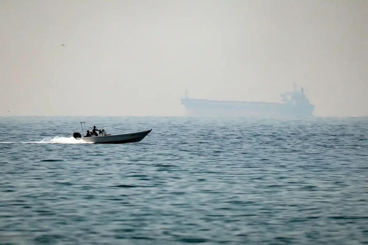 ޔުނައިޓެޑް އެރަބް އެމިރޭޓްސް (ޔޫއޭއީ) ގެ އުތުރުގެ ޓައުނެއް ކަމަށްވާ ރައުސް އަލް ޚައިމާގެ އަލް ޖީރު ސަރަހައްދުގައި، ހޯރްމޫޒް ކަނޑުއޮޅި ކައިރިން މޮޓޯބޯޓެއް ދަތުރުކުރަނީ. 2026 ވަނަ އަހަރުގެ ފެބްރުއަރީ މަހުގެ 25 ވަނަ ދުވަހު ނަގާފައިވާ މި ފޮޓޯއިން ފެންނަ ގޮތުގައި، އެ ބޯޓުގެ ފަހަތުން ތެޔޮ އުފުލާ ބޮޑު ޓޭންކަރެއް ވެސް ދަތުރުކުރަމުންދޭ.