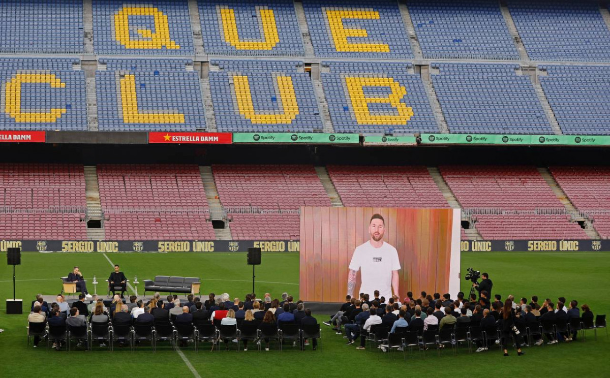 ބުސްކެޓްސްގެ ފެއާވެލް އިވެންޓުގައި މެސީ ވާހަކަ ދައްކަނީ