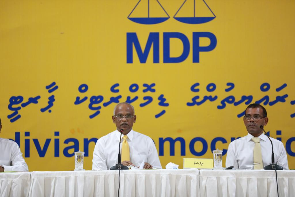 އެމްޑީޕީގެ ގައުމީ ހިންގާ ކޮމިޓީގެ ބައްދަލުވުމުގެ ތެރެއިން ރައީސް މުހައްމަދު ނަޝީދު އާއި ރައީސުލްޖުމްހޫރިއްޔާ އިބްރާހީމް މުހައްމަދު ޞާލިހު