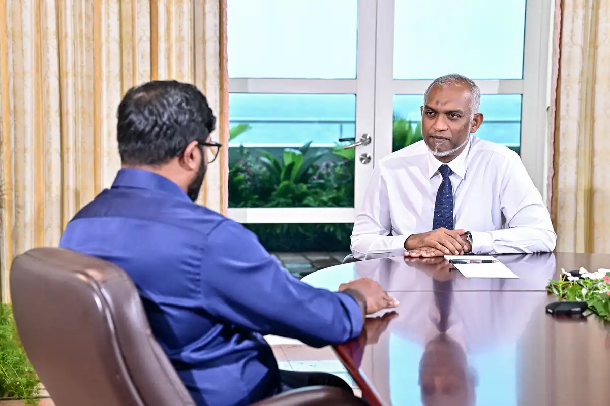 ސަރުކާރުން އަލަށް ފެށި "ރައްޔިތުންގެ އަޑު" ސިލްސިލާގައި ރައީސް މުއިއްޒު ރައްޔިތުންނާ ބައްދަލު ކުރައްވަނީ