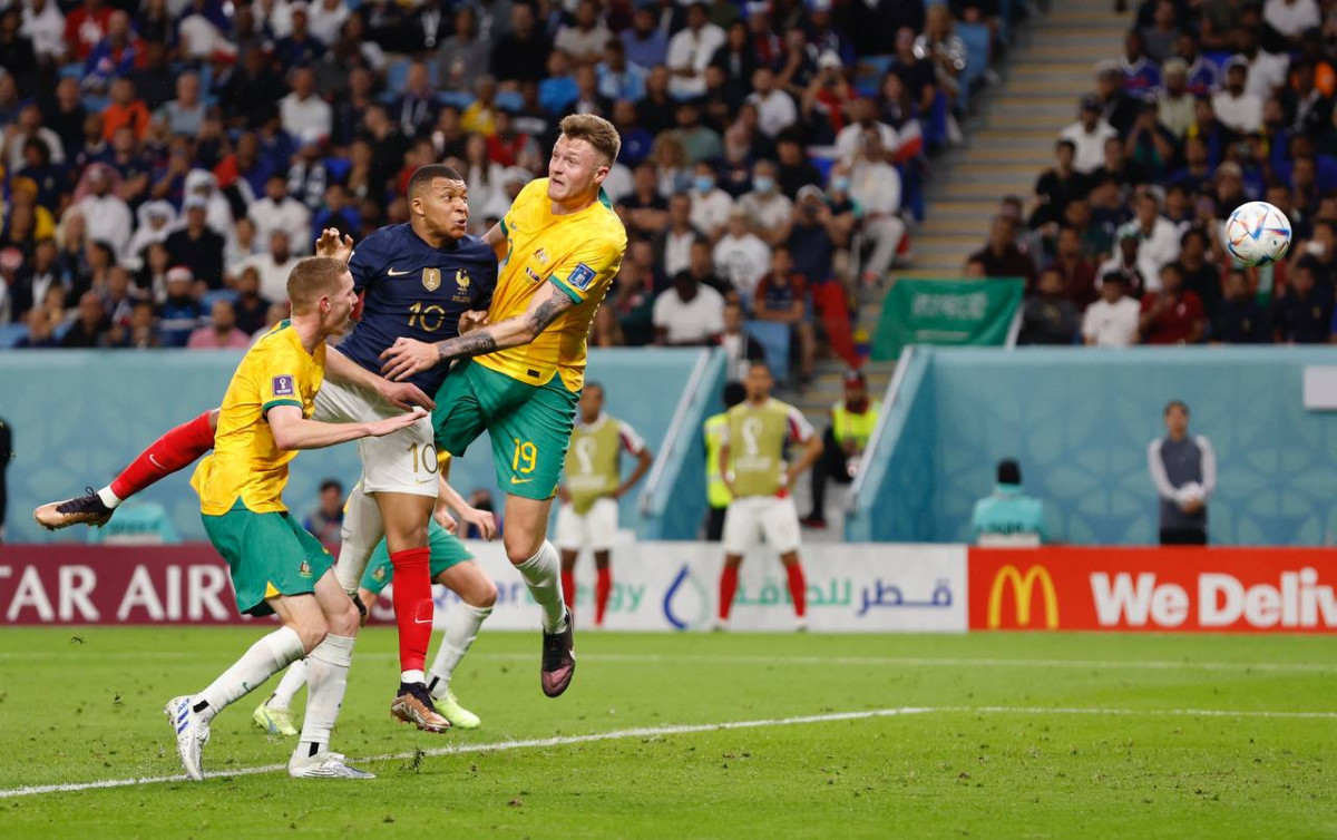 ފްރާންސް އަދި އޮސްޓްރޭލިޔާ ކުޅުނު މެޗުގެ ތެރެއިން، އެމްބާޕޭ ލަނޑު ޖަހަނީ - ފޮޓޯ: ރޮއިޓާސް