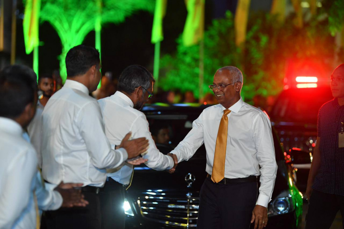 އެމްޑީީޕީ ރިޔާސީ ޓިކެޓް، ރައީސް ސާލިޙަށް ހަވާލުކުރެއްވުމަށް ބޭއްވި ޖަލްސާގެ ތެރެއިން - ކުރިއަށް އޮތް ރިޔާސީ އިންތިޚާބުގެ ކެމްޕެއިން އަށް އެމަނިކުފާނު ނުކުންނާނީ "ތިޔަބޭފުޅުން" ދެއްވާ މަޝްވަރާ އާއި ޚިޔާލާ އަދި ތައްޔާރުކުރާ މެނިކފެސްޓޯ ހިފައިގެން ކަމަށް - ފޮޓޯ: އެމްޑީޕީ