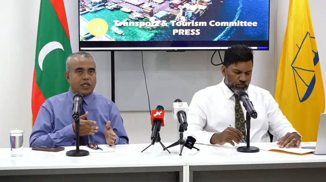 އެމްޑީޕީ ޓްރާންސްޕޯޓު ޓޫރިޒަމް ކޮމެޓީގެ ފަރާތުން ބޭއްވި ނޫސްވެރިންގެ ބައްދަލުވުމުގައި ކެޕްޓަން އަލީ ރަޝީދު ވާހަކަ ދައްކަވަނީ
