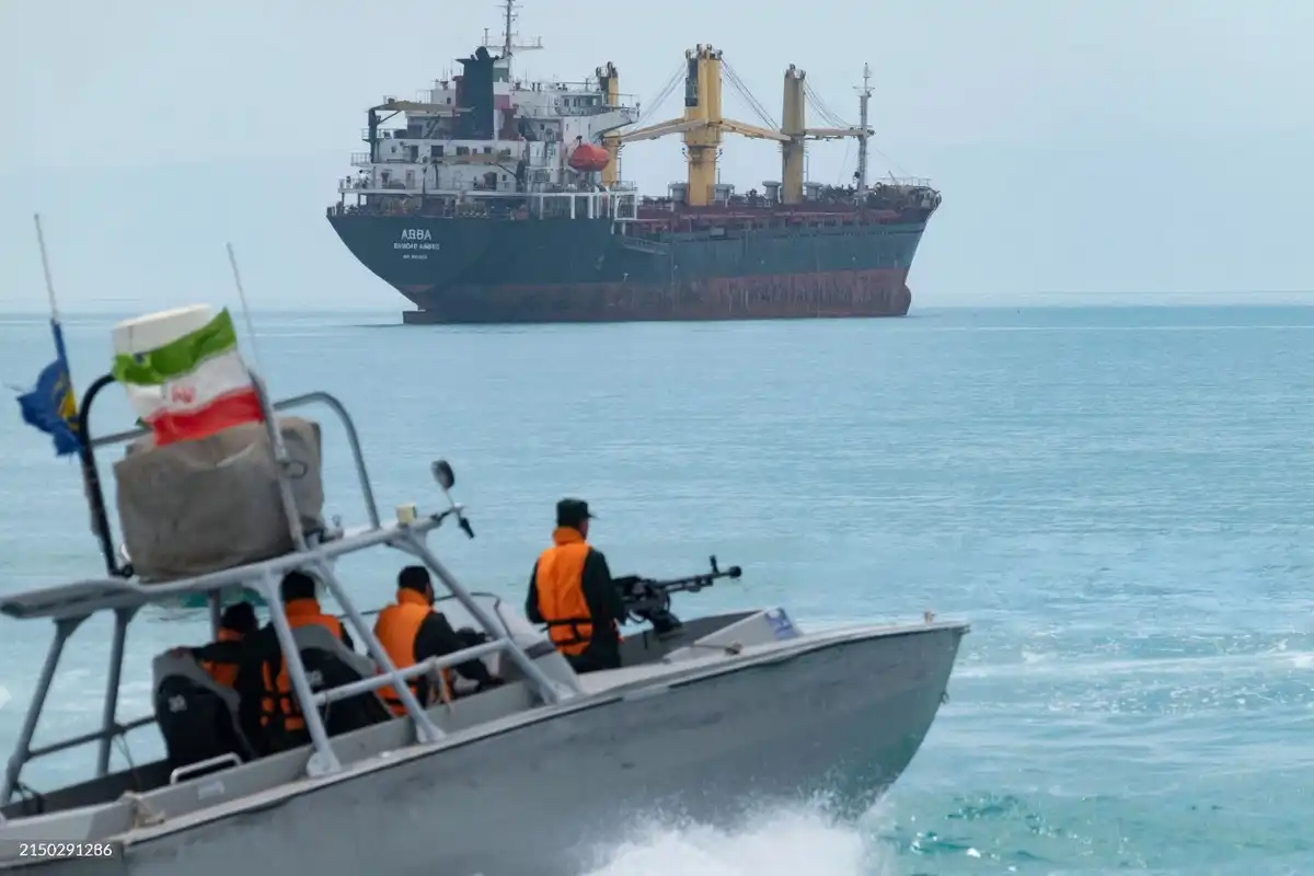 29 އޭޕްރީލް 2024 ވީ ހޯމަ ދުވަހު ބޭއްވި "ޕާޝިއަން ގަލްފް ނޭޝަނަލް ޑޭ" ފާހަގަކުރުމުގެ ކަނޑުގެ ޕެރޭޑުގެ ތެރެއިން، އިސްލާމިކް ރިވޮލިއުޝަނަރީ ގާޑް ކޯޕްސް (އައި.އާރު.ޖީ.ސީ) ގެ ހަލުވި ދުވެލީގެ އުޅަނދެއް ޕާޝިއަން ގަލްފްގެ ތެރެއިން މުދާ އުފުލާ ބޮޑު ބޯޓެއްގެ ކައިރިން ދަތުރުކުރަނީ.