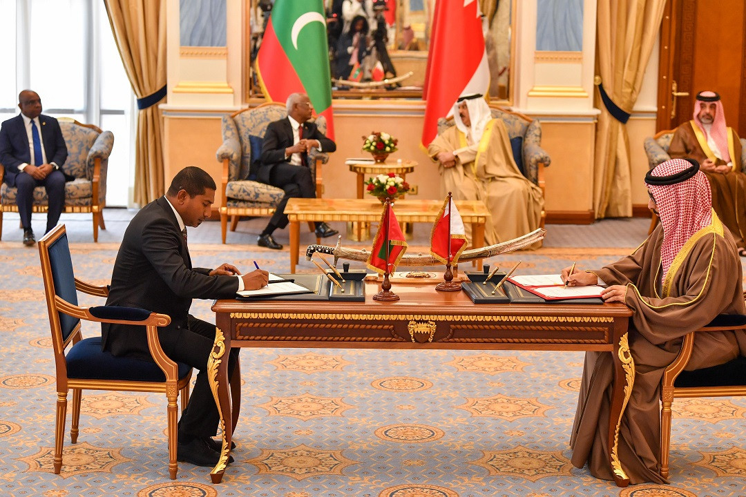 ރައީސްގެ ދެކަނބަލުން ބަޙްރައިނަށް ކުރައްވާ ރަސްމީ ދަތުރުފުޅުގެ ތެރެއިން، ޔޫތު މިނިސްޓަރު އެމްއޯޔޫއެއްގައި ސޮއިކުރައްވަނީ - ފޮޓޯ: ރައީސް އޮފީސް 