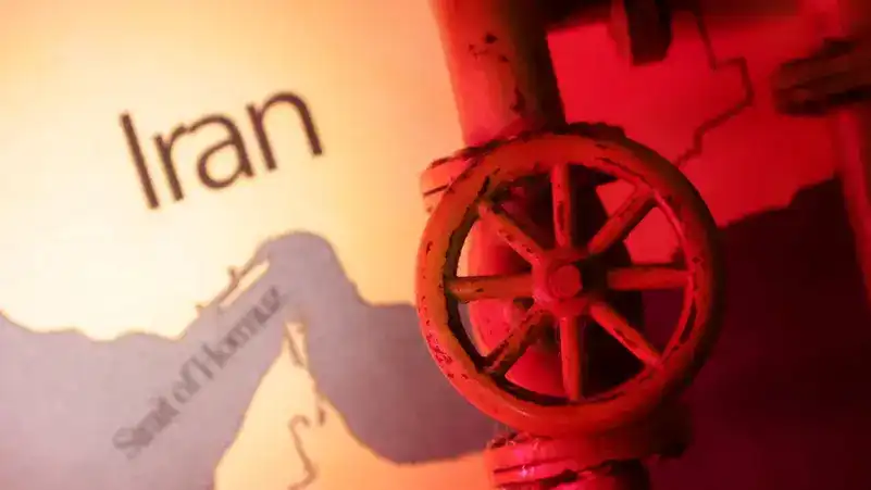 މި އިލަސްޓްރޭޝަނުން ފެންނަނީ، ތެޔޮ ހޮޅިއެއްގެ ފަހަތުން ހޯމޫޒް ކަނޑުއޮޅި އާއި އީރާން ހިމެނޭ ސަރަހައްދުގެ ޗާޓެއް.