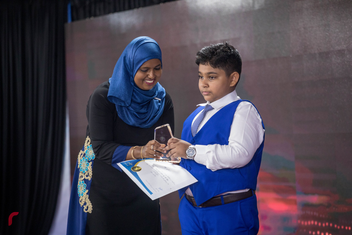 8 ޖުލައި 2019 --ރިވެލި އެވޯޑު ދިނުން. ޖެންޑަރ މިނިސްޓަރ ޝިދާތާ ޝަރީފް އެވޯޑް ދެއްވަނީ- ފޮޓޯ: ޝުއައިބް މުހައްމަދު