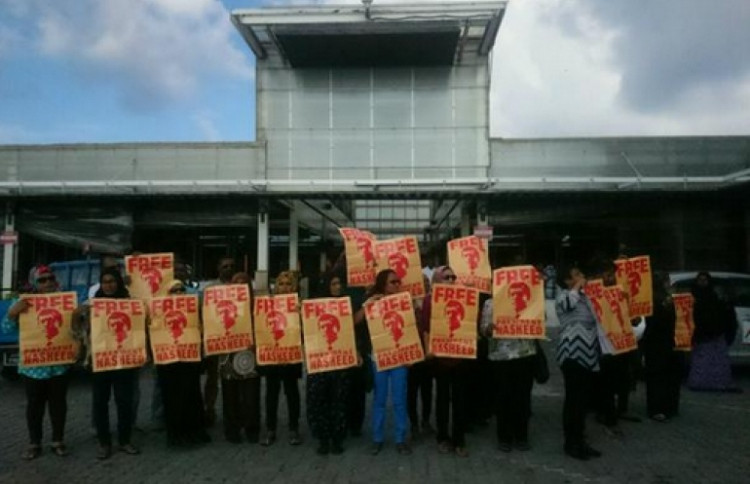 ރައީސް ނަޝީދު ދޫކޮށްލުމަށް ގޮވާލައި އެއާޕޯޓުގައި މުޒާހަރާ ކުރަނީ