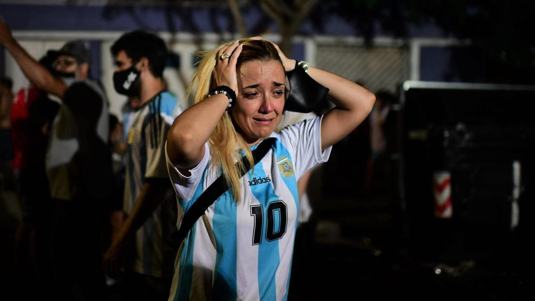 މަރަޑޯނާގެ މަރާ ގުޅިގެން އޭނާގެ ސަޕޯޓަރަކު ހިތާމަފާޅުކުރަނިކޮށް