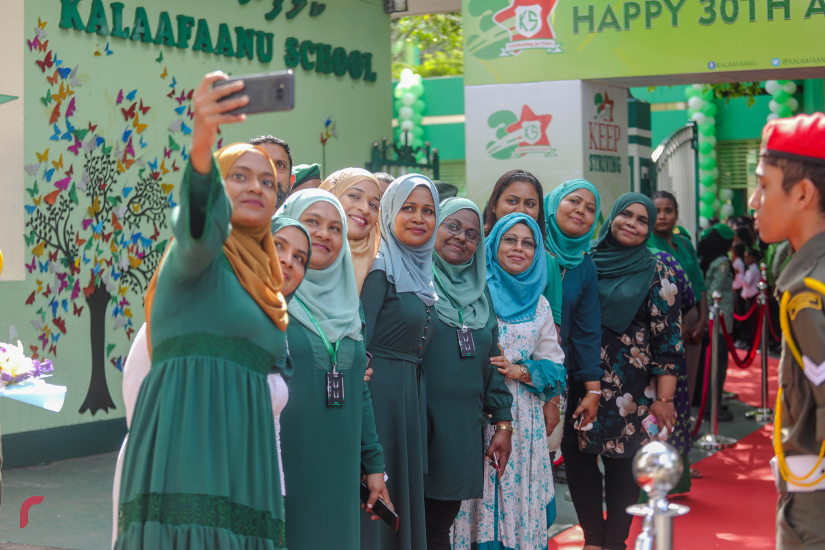 25 ޖުލައި 2019 --ކަލާފާނު ސުކޫލުގެ 30 ވަނަ އަހަރީ ދުވަސް ފާހަގަކުރުމުގެ ގޮތުން ބޭއްވި ފޮޓޯ މައުރަޒު ހުޅުވުމުގެ ރަސްމިއްޔާތު ޝަރަފްވެރި ކޮށްދެއްވަން ވަޑައިގަތް ކުރީގެ ރައީސް މައުމޫން އަބްދުލް ގައްޔޫމްގެ އިސްތިގުބާލުގައި-- ފޮޓޯ: ޝުއައިބް މުހައްމަދު